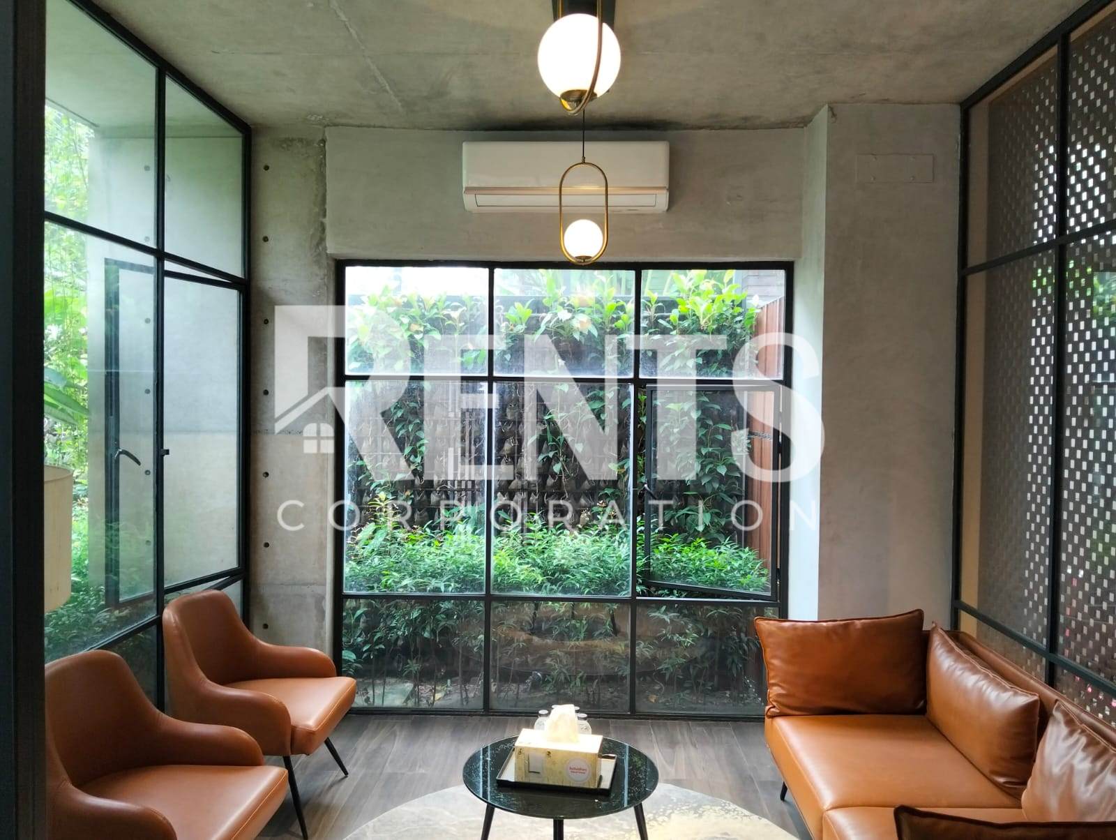 Villa on Hollywood Boulevard