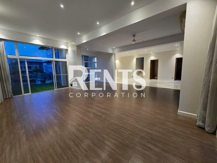 Villa on Hollywood Boulevard