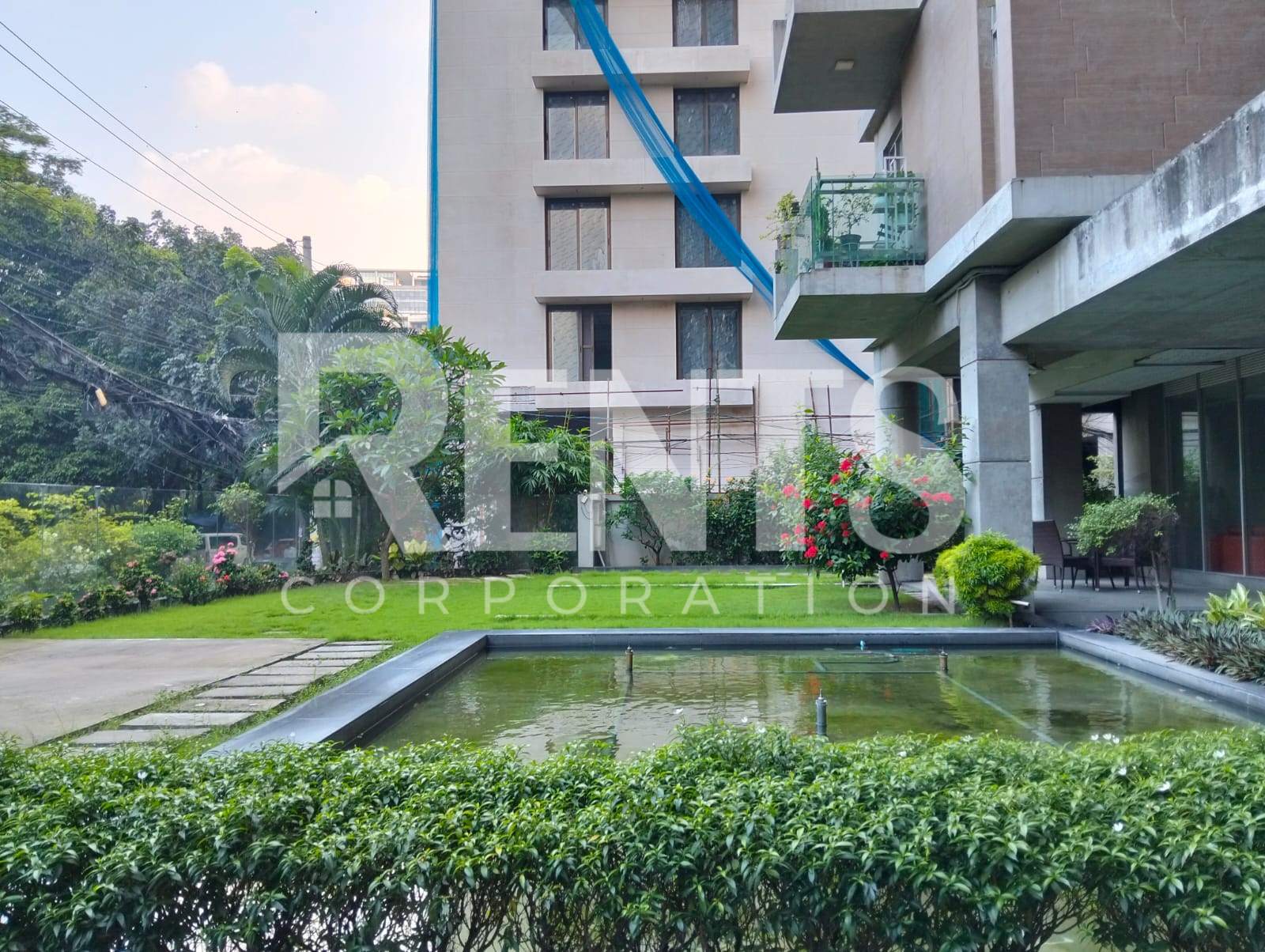 Villa on Hollywood Boulevard